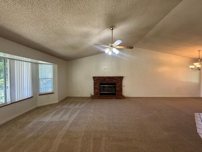 Building Photo - Charming cul-de-sac home!