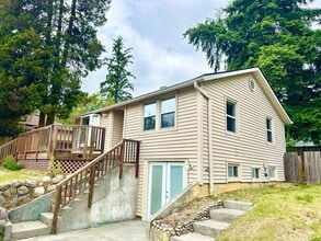 Building Photo - Charming 2-Bedroom, 2- bathroom Home with Bonus Space & Prime Shoreline Location