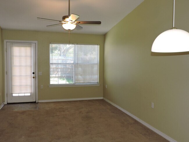 Building Photo - Great townhome in Northeast Pensacola!