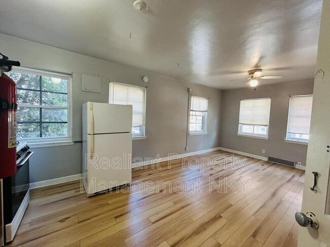 Building Photo - 131 E 6th St