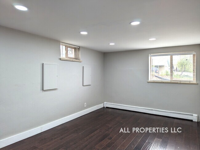 Building Photo - 1005 Newton St