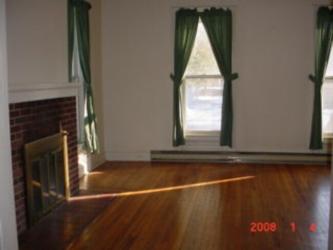 Building Photo - West Pleasant St - 004