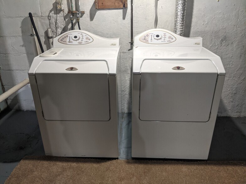 Washer & Dryer - 732 W Shiawassee St
