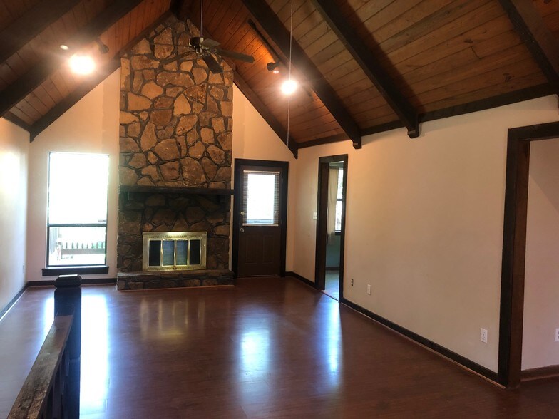 Living Room Cathedral Ceiling/Fireplace - 1117 Henry Dr