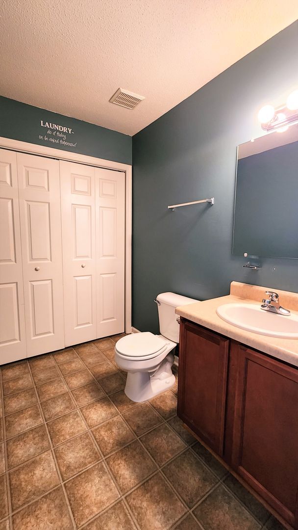 Building Photo - Beautiful 3 bed 2 1/2 bath townhome in a g...