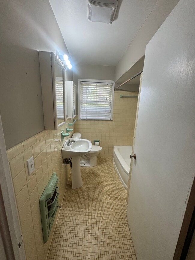 Building Photo - Brick One Level.