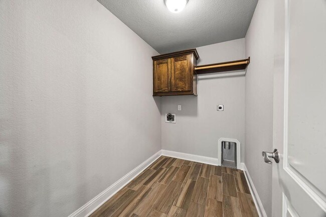 Building Photo - 2031 Dover Cove