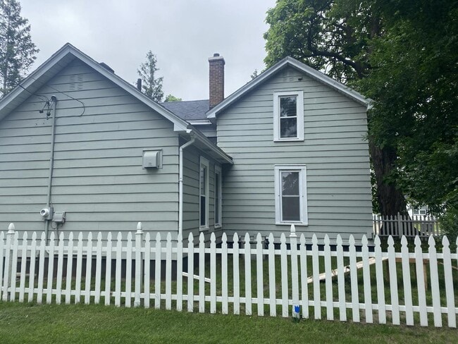 Building Photo - 732 Niagara St