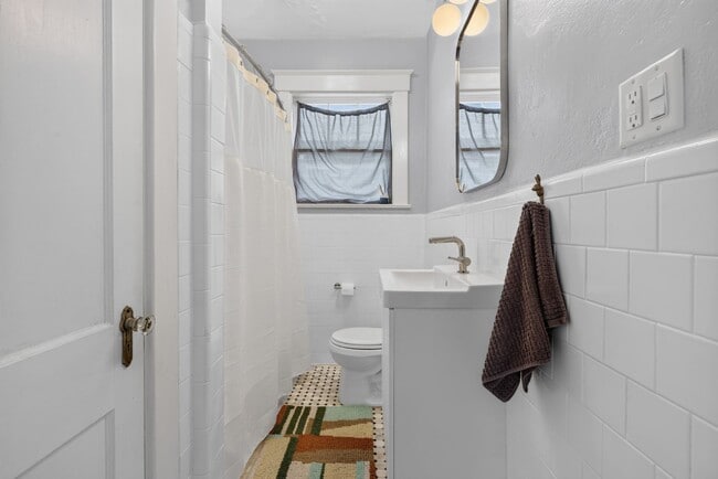 Building Photo - 305 E 54th St