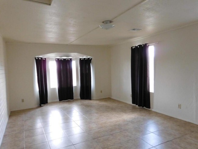 Building Photo - 154 E Papago Way