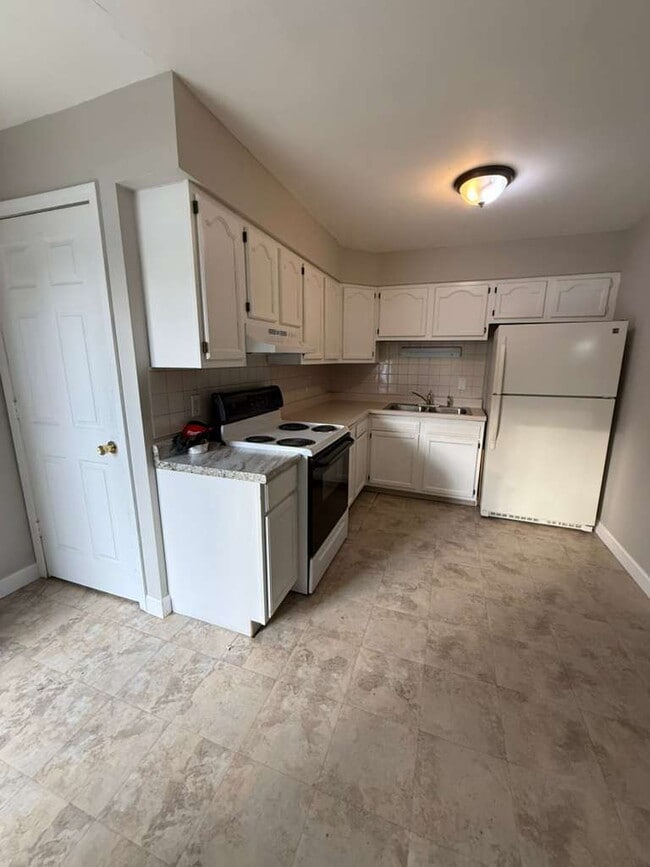 Building Photo - "Charming St. Louis Duplex: Cozy 2-Bedroom, 1-Bath with Hardwood Elegance!" Section 8 Approved