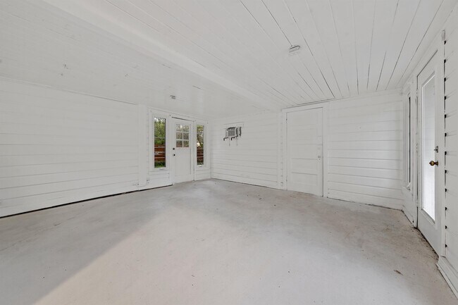 Building Photo - 3025 Mitchell Ave