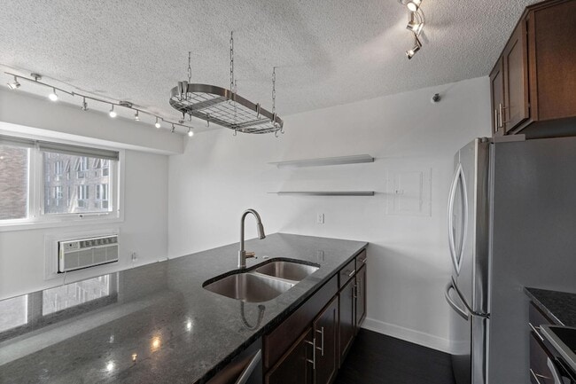 Building Photo - 433 S 7th St