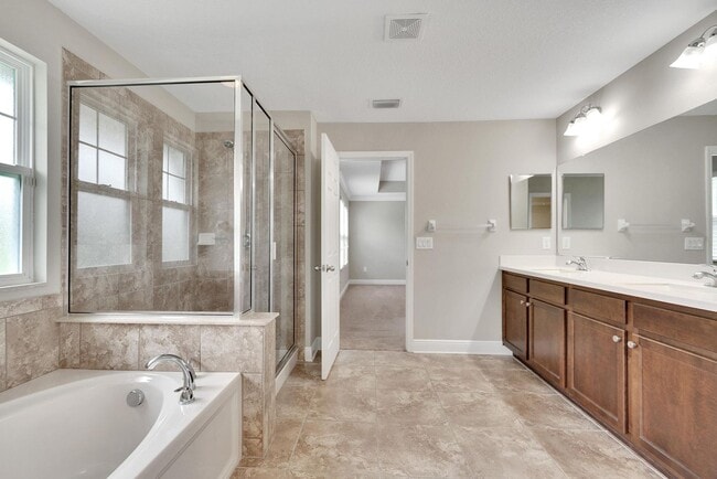 Building Photo - FishHawk Home Available Immediately!