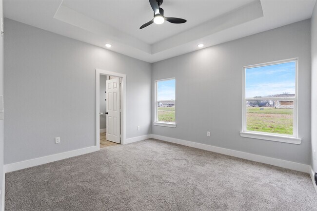Building Photo - 7 Meadowview Dr