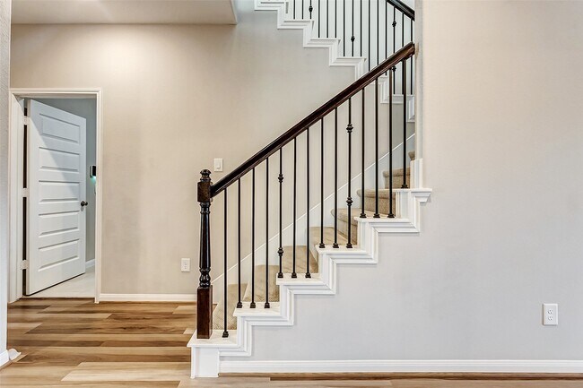 Building Photo - 2165 Woodland Pine Dr