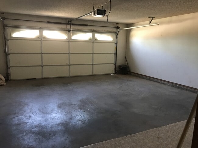 Building Photo - 3 Bedroom, 2 Bath, 2 car garage