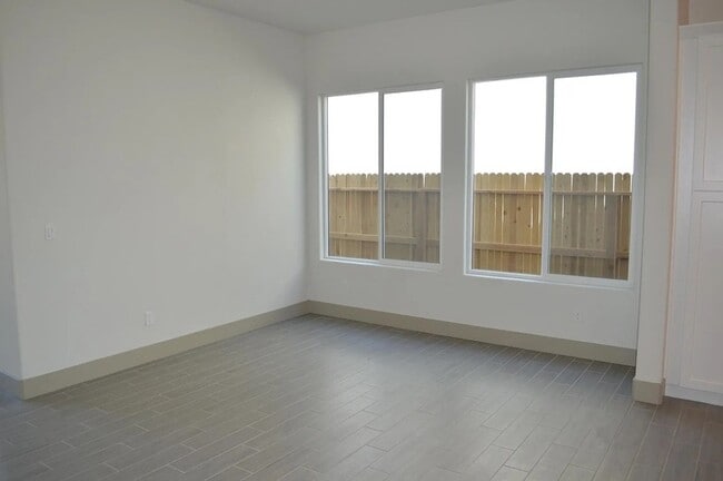 Building Photo - 2430 Bastidas Dr