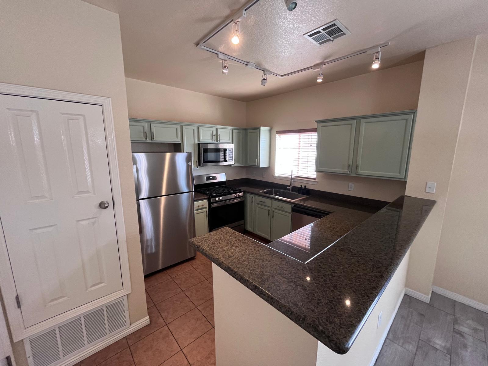 Building Photo - 3150 N Yarbrough Dr