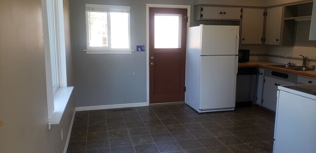 Building Photo - Available June 10th 3-bedroom, 2 bath home on a corner lot near Hamblen Elementary School