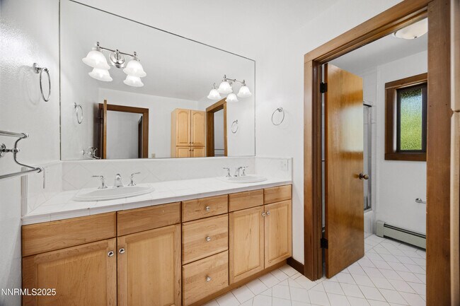 Building Photo - 445 Country Club Dr