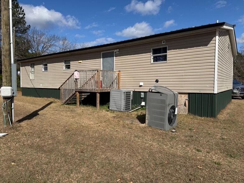 Back - 262 Wade Kelly Rd