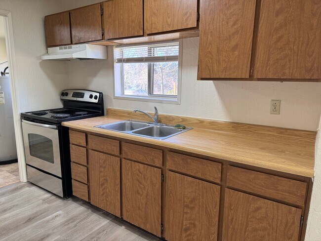 Building Photo - Freshly updated 2 bed, 1 bath house in Lowell