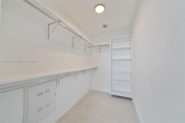 Building Photo - 2150 N Bayshore Dr