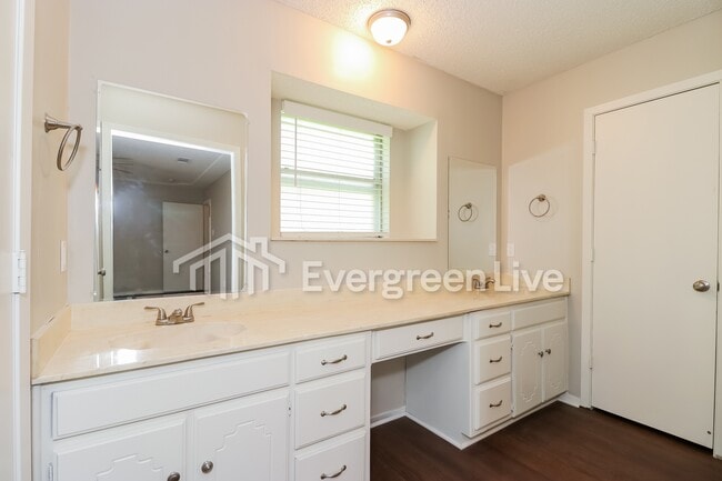 Building Photo - 2417 Meadow Vw