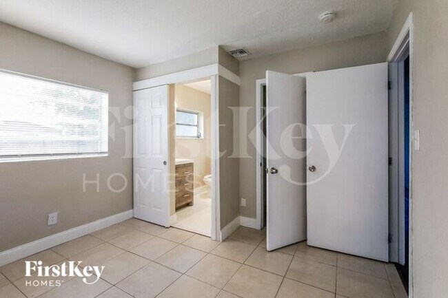 Building Photo - 2121 NW 28th Terrace