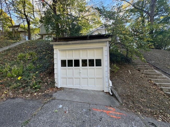 Building Photo - 5 Bedroom Rental in Moline