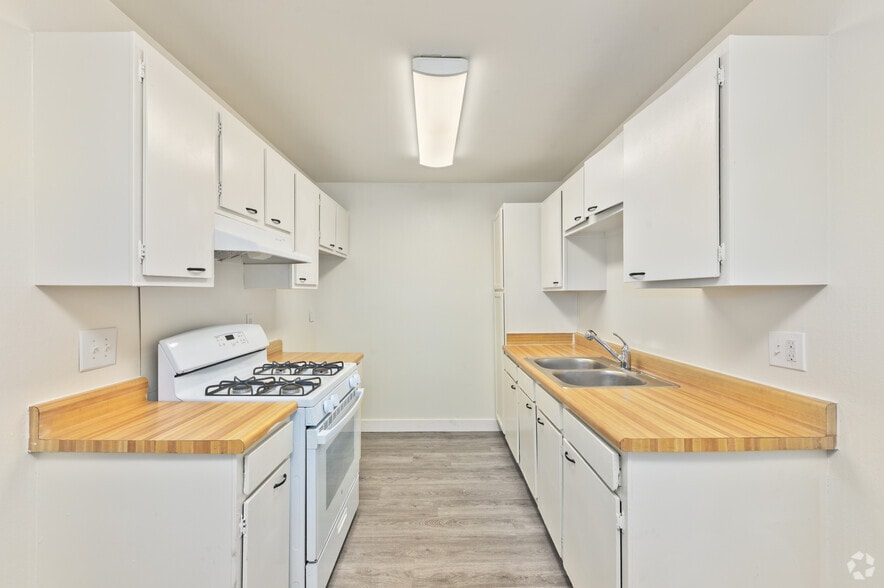 2BR, 1BA, 967SF - Kitchen - Springbrook Park Apartments