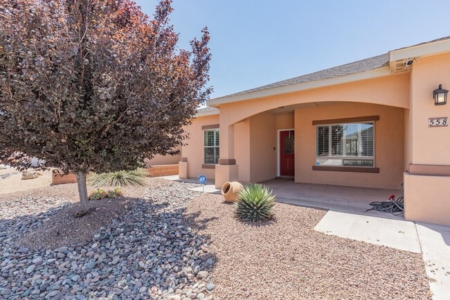 Building Photo - 4 Bedroom 2 bath Beautiful Home