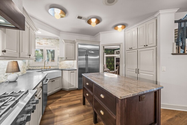 Building Photo - Luxury 5 Bed, 4.5 Bath, with Pool in Lakeridge!!!