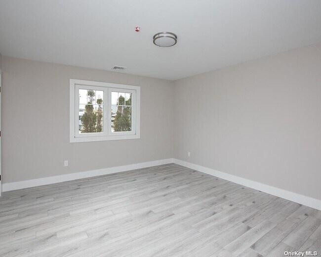 Building Photo - 170 W Montauk Hwy