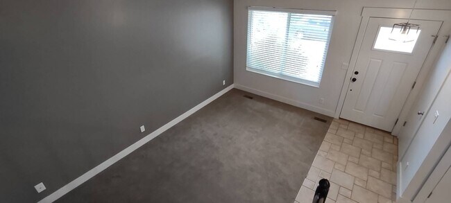 Building Photo - Charming Layton Home