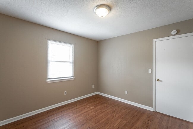 Building Photo - Charming home now available for rent in Ch...