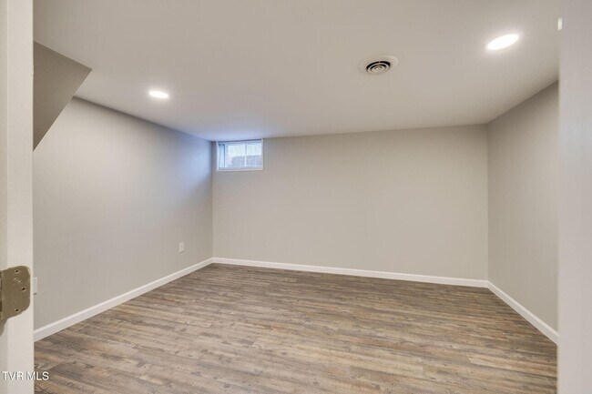 Building Photo - 336 W Ln St