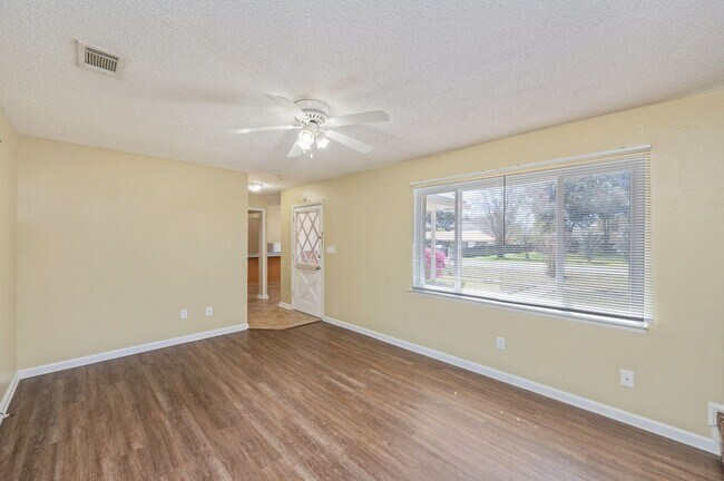 Building Photo - Updated 3 Bedroom in Great Location!