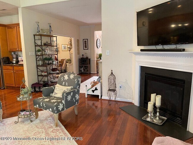 Building Photo - 535 Country Club Dr