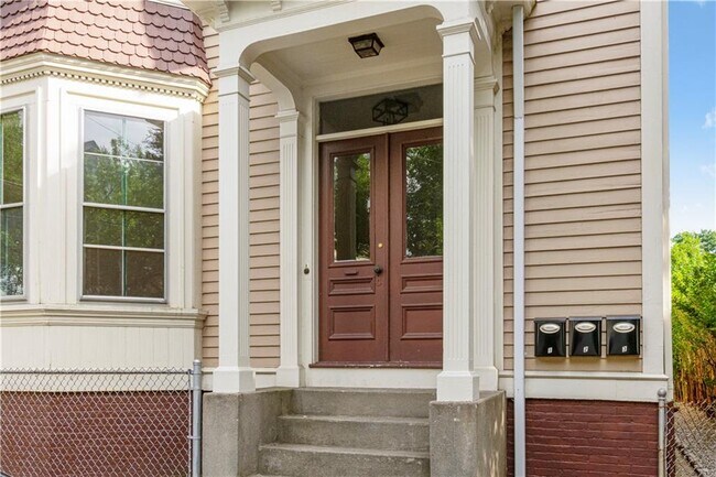 Building Photo - 26 Hudson St