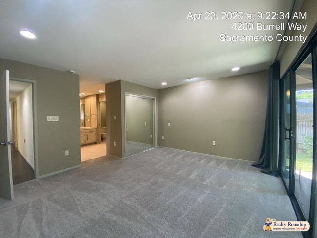 Building Photo - Sprawling Ranch with Open Floorplan & Exce...