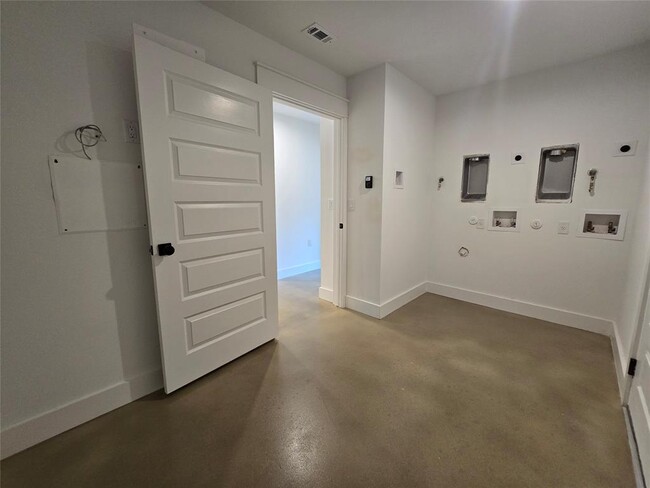 Building Photo - 1112 W N Loop Blvd