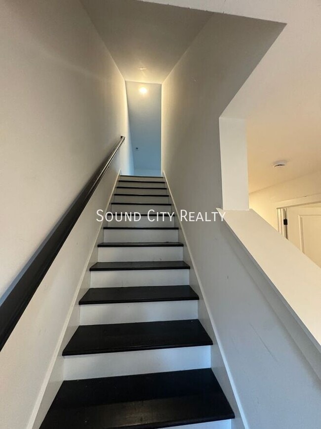 Building Photo - 700 N Dupont Ave