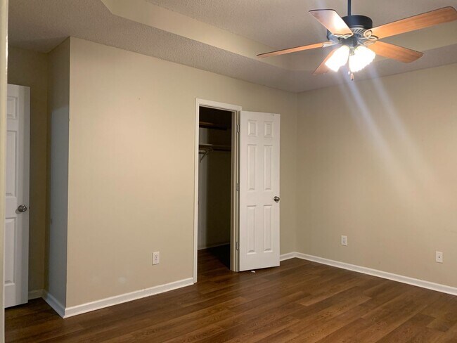 Building Photo - 1 Summer Ridge Ct