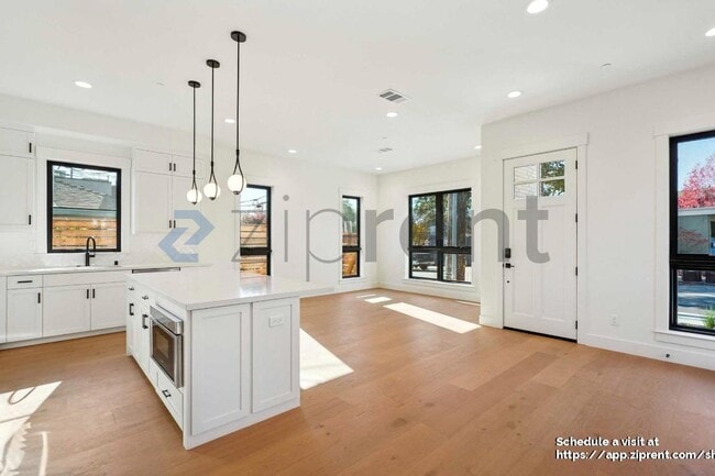 Building Photo - 1028 Brown Ave