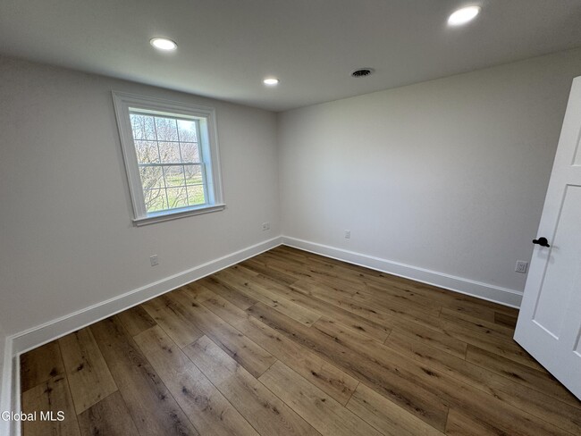 Building Photo - 675 Mac Elroy Rd