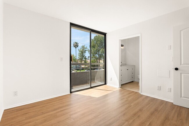 Building Photo - Newly Remodeled 2 Bed, 2 Bath Apartment in Valley Village!