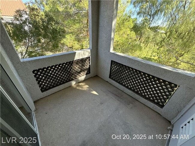 Building Photo - MISSION RIDGE SECOND-FLOOR CONDO!!