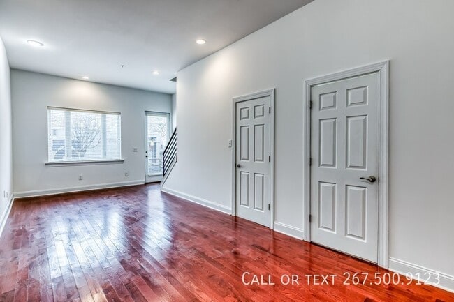 Building Photo - 1456 E Columbia Ave